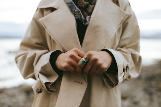 Časově neomezený béžový plášť: must have v každé skříni